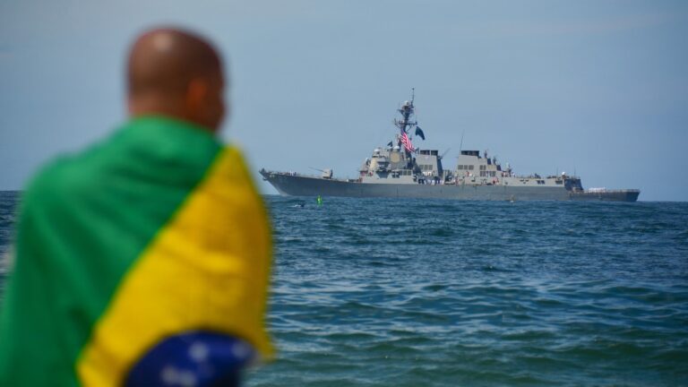 Flávio Bolsonaro promete integrar Brasil ao Escudo das Américas de Trump