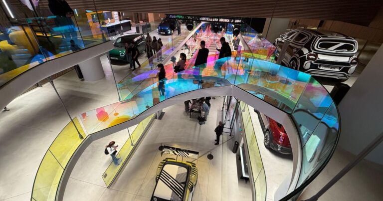 Renault abre espaço próprio na Champs-Élysées com exposição de conceitos