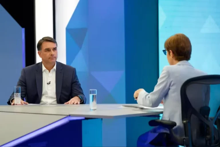Panelaços são registrados em dezenas de cidades durante sabatina de Flávio Bolsonaro