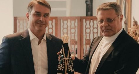 Flávio Bolsonaro visita arcebispo de Brasília e recebe imagem de Nossa Senhora