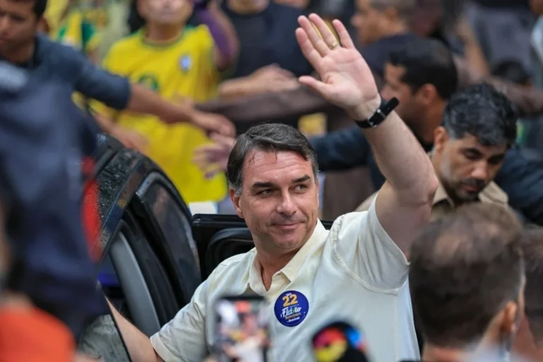 Flávio Bolsonaro vota e critica Lula no segundo turno das eleições 2026