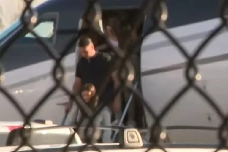 Flávio Bolsonaro desembarca em Miami após deixar Brasil contra ordem judicial