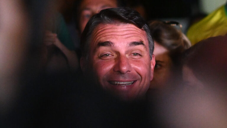 Flávio Bolsonaro vence Lula em 15 estados e no DF no primeiro turno de 2026