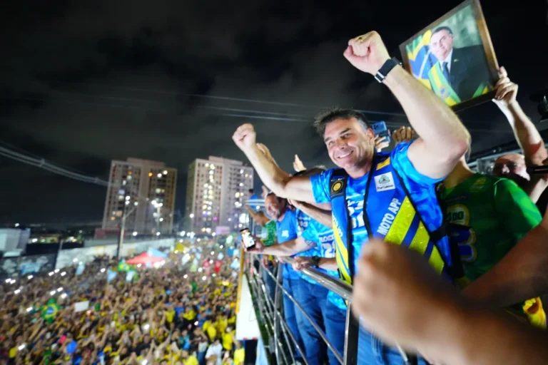 Flávio nega acabar com Bolsa Família e direitos de gays em ato no Ceará