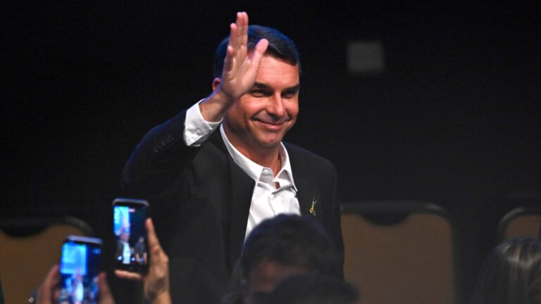 Frente Parlamentar da Agropecuária oficializa apoio a Flávio Bolsonaro