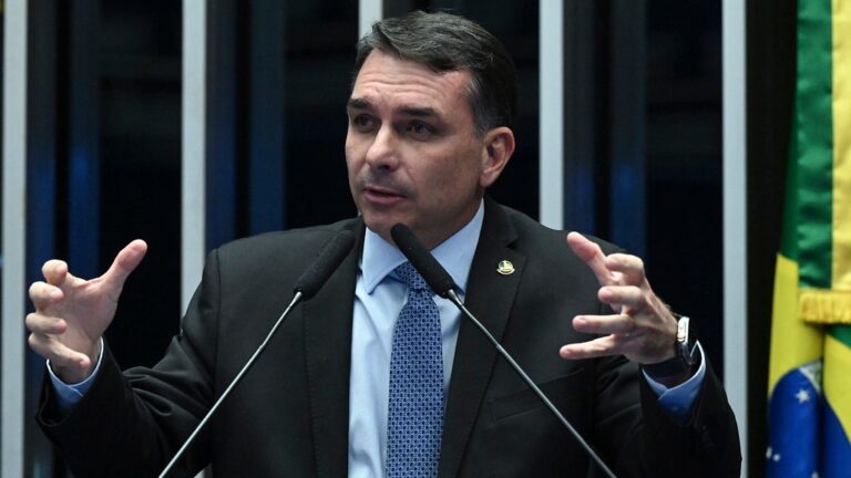 Equipe de Flávio Bolsonaro condiciona abertura de sigilos à entrega completa de dados de Lula