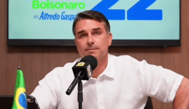 Flávio Bolsonaro pede ao TSE remoção de 221 posts de perfis pró-Lula