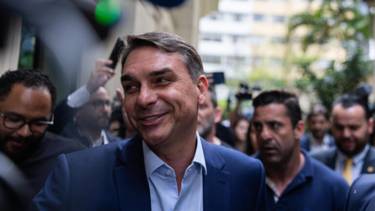 Flávio Bolsonaro vence em 16 capitais e lidera primeiro turno com 47% dos votos