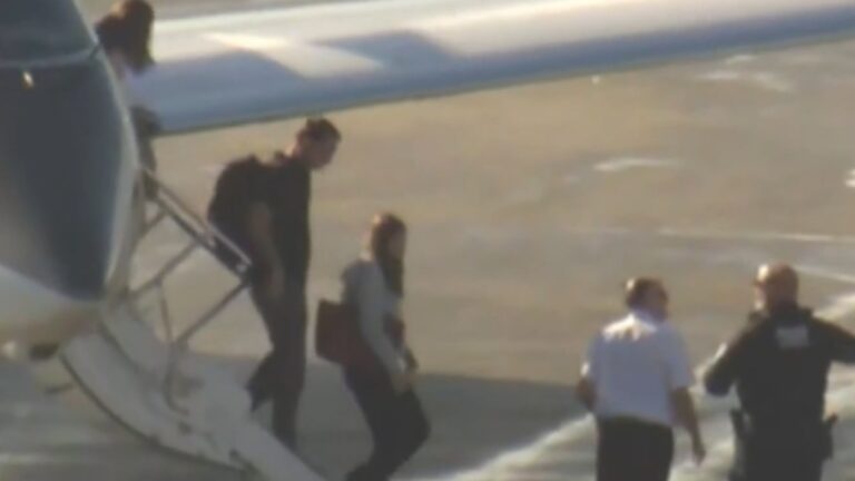 Flávio Bolsonaro desembarca em Miami com a família após sair da Argentina