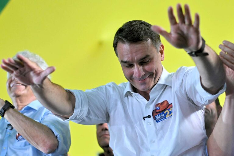 Flávio Bolsonaro promete revisar reforma tributária se eleito em outubro
