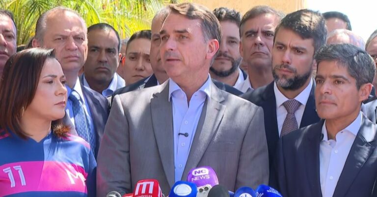 Flávio Bolsonaro reúne apoio de quatro legendas que somam 259 deputados