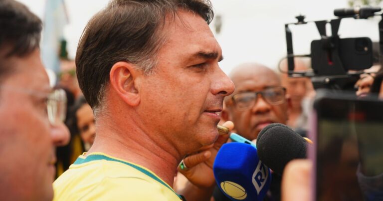 Flávio Bolsonaro aparece com 58% de chance de vitória em mercados de previsão