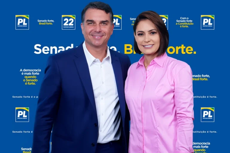 Michelle Bolsonaro sobe no palanque de Flávio no segundo turno presidencial