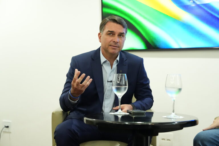 Flávio Bolsonaro acusa Lula de usar amigos no Judiciário para censurar debate