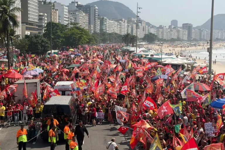Apoiadores de Lula se concentram em Copacabana para ato de campanha no Rio