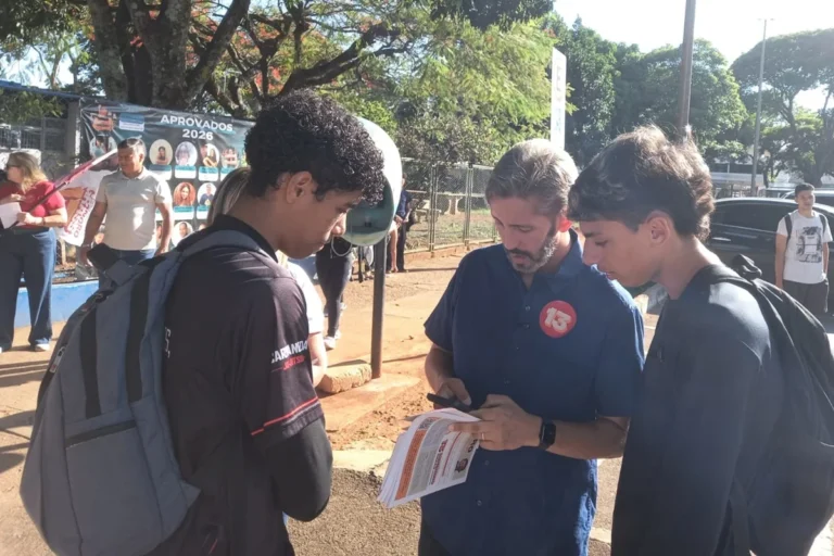 Leandro Grass propõe escolas em tempo integral com foco em tecnologia e estágio no DF