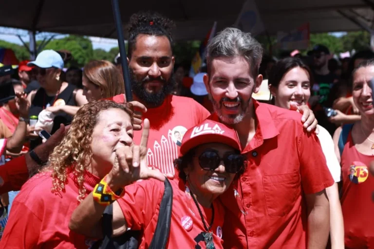 Grass promete reestruturar carreira docente em ato com professores do DF