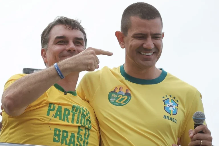 Flávio Bolsonaro se reúne com Douglas Ruas após TSE anular votos de Garotinho