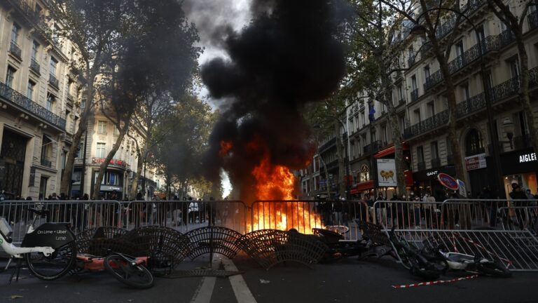 França registra 400 detenções em protestos com violência crescente