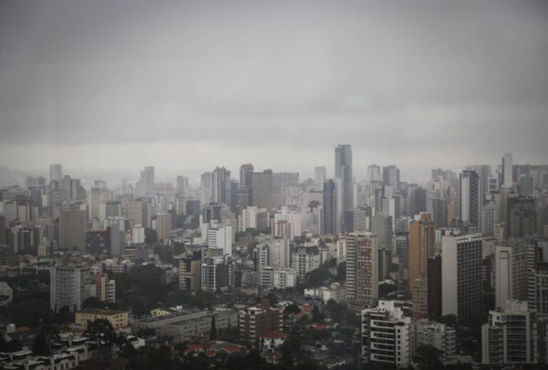 Frente fria avança pelo Paraná e provoca fortes tempestades no fim de semana