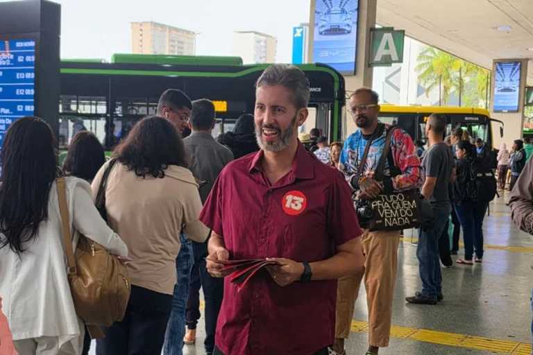 Grass adota laranja na campanha e busca apoio de eleitores de direita no segundo turno do DF