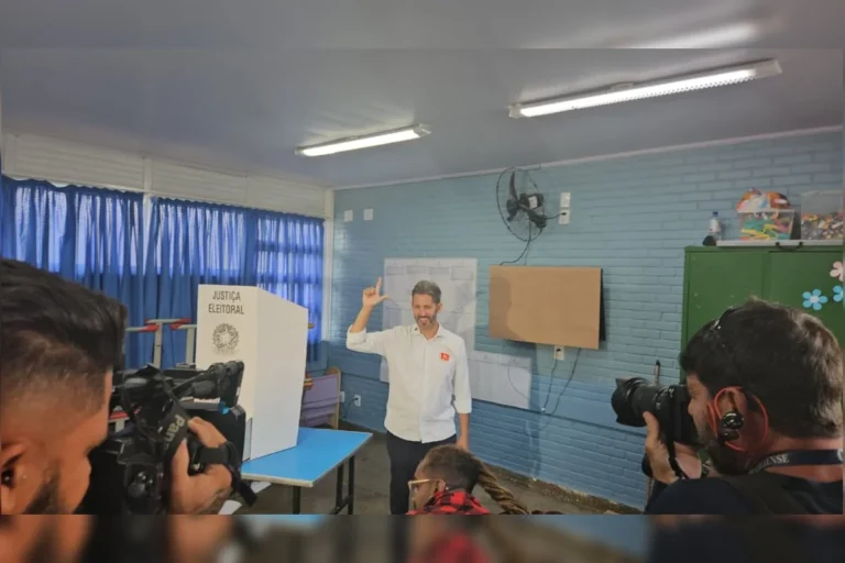 Leandro Grass vota e diz confiar na decisão dos eleitores do DF