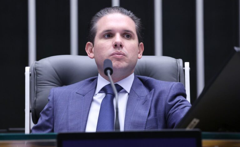 Hugo Motta articula apoio de bancadas para se manter presidente da Câmara