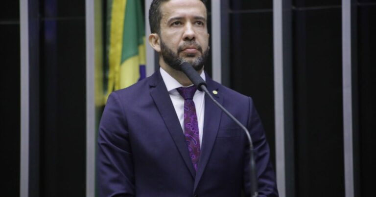 Afastamento de Janones causa apreensão na campanha do PT