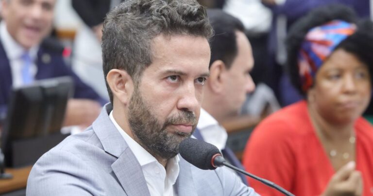 Corregedor do TSE derruba suspensão do canal Exército do Lula