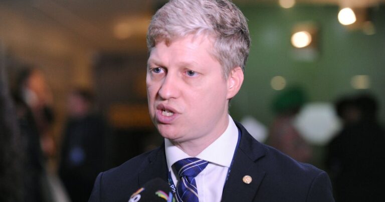 Marcel van Hattem muda voto de Zema para Flávio Bolsonaro no primeiro turno