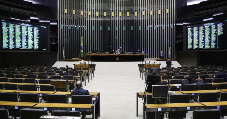 Sistema proporcional deixa 196 candidatos sem vaga na Câmara apesar de alta votação
