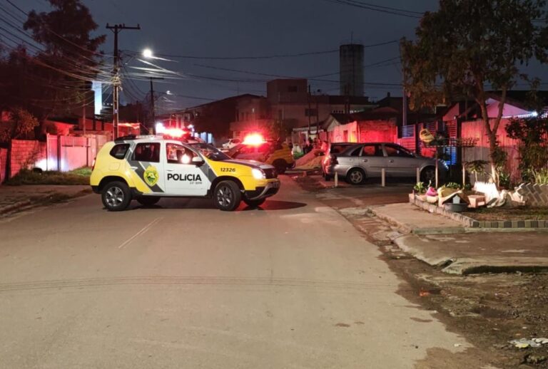 Jovem é morto com tiros de suspeitos em moto no bairro Novo Mundo em Curitiba