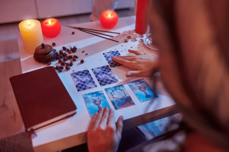 Portal publica previsões de tarot para os 12 signos nesta segunda-feira