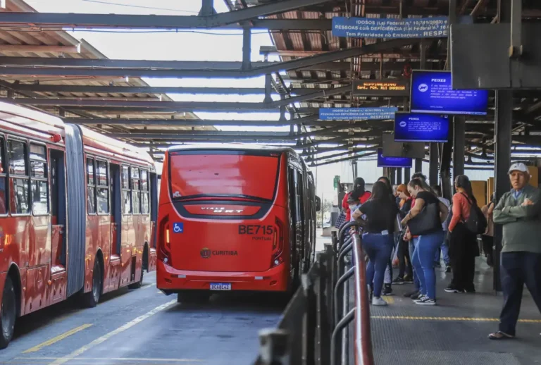 TCE-PR suspende licitação dos ônibus de Curitiba por conflitos entre concessões