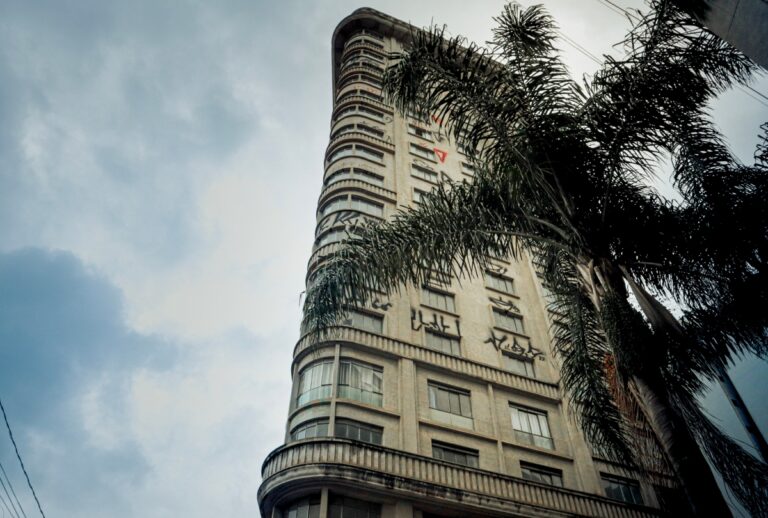 Estudantes lançam livro sobre história do Edifício Miguel Calluf em Curitiba