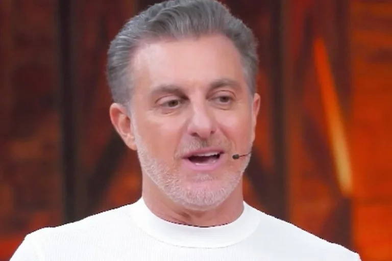Luciano Huck encontra jiboia em mansão no Rio de Janeiro