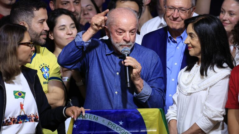 Mercado reage com queda de bolsa e alta do dólar após reeleição de Lula