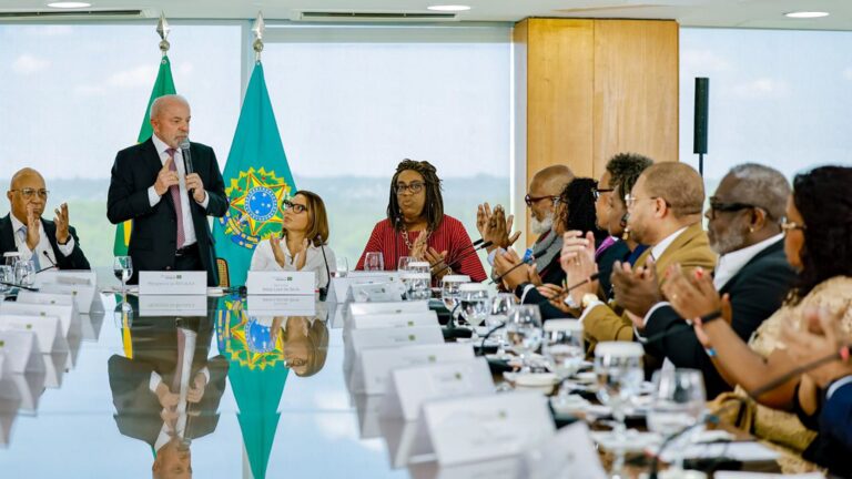 Colunista questiona voto evangélico em Lula apesar de divergências com fé cristã