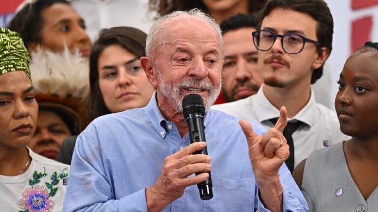 Lula desafia Flávio Bolsonaro a votar a favor do fim da escala 6x1