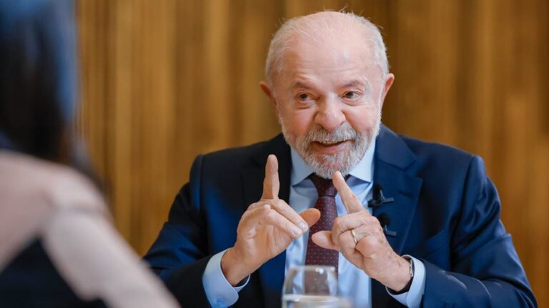 Lula rebate Flávio sobre padrão Einstein e cita parceria do SUS