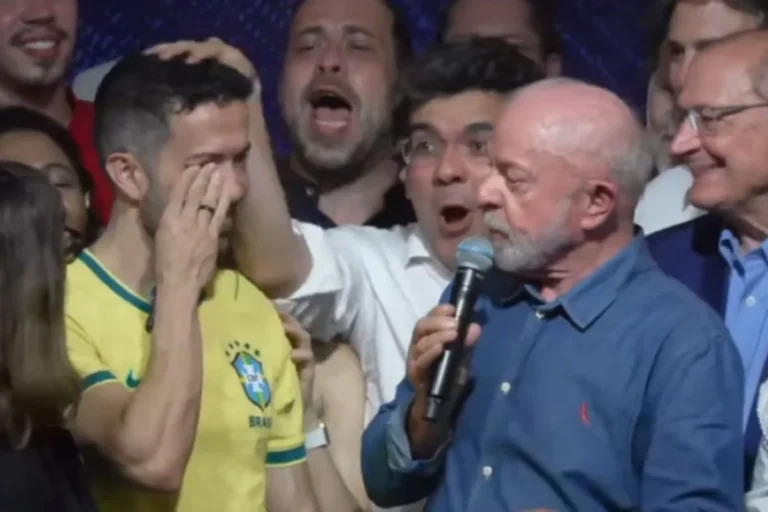 Lula homenageia Janones e emociona deputado em discurso de vitória