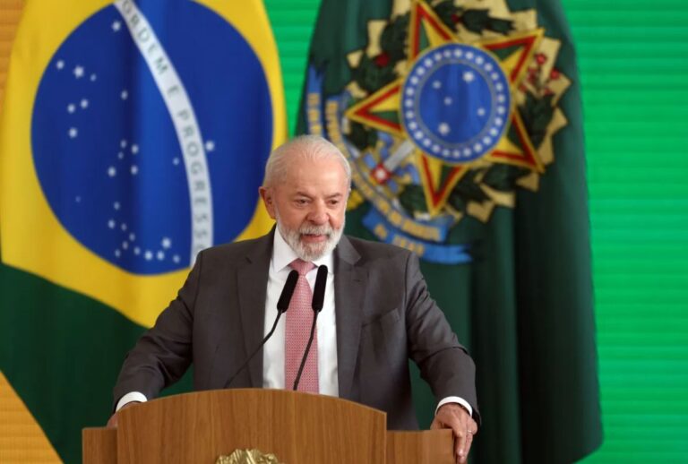 Lula é reeleito presidente do Brasil no segundo turno das eleições