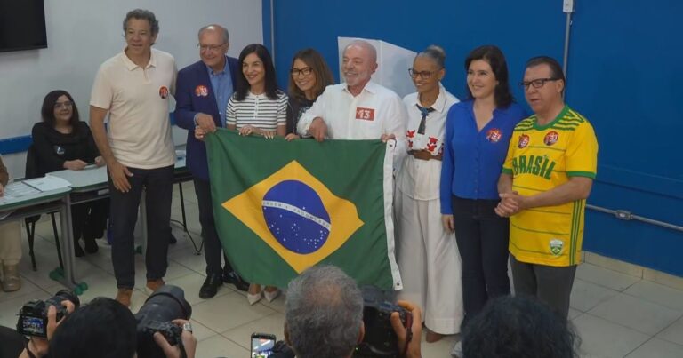 Lula vota no segundo turno presidencial em São Bernardo do Campo
