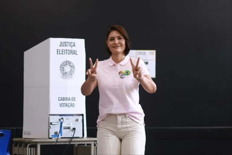 Michelle diz que Bolsonaro achou debate de Flávio com Lula excelente