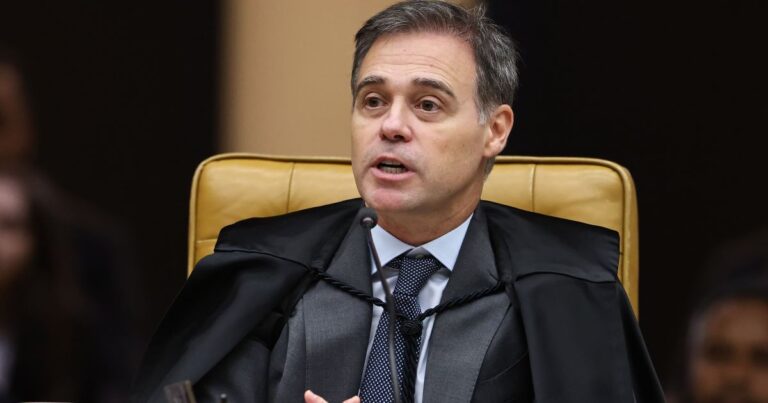 Ministro André Mendonça vota no primeiro turno das eleições em Brasília