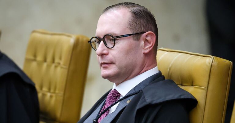 Ministro Cristiano Zanin vota no segundo turno das eleições em Brasília