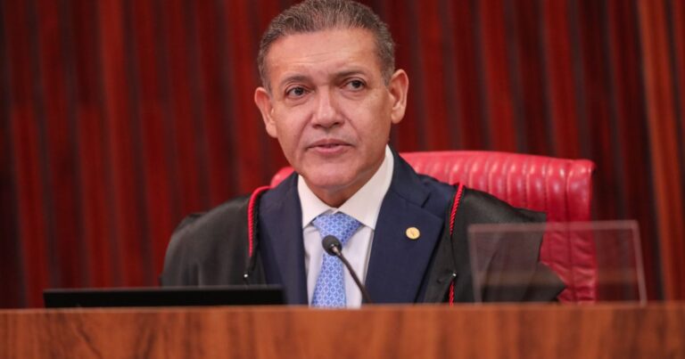 TSE suspende canal de Janones acusado de fake news por Flávio Bolsonaro