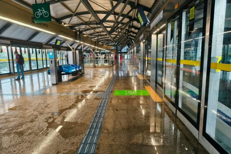 Temporal alaga estações do monotrilho da Linha 17-Ouro em São Paulo