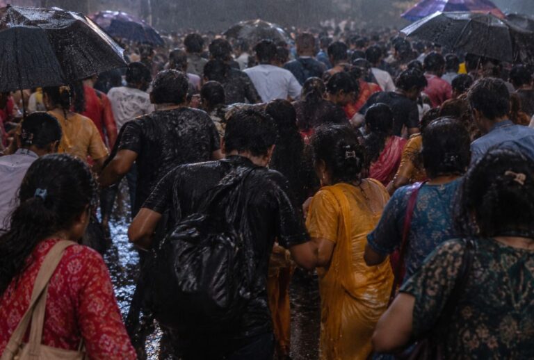 Tumulto em festival hindu na Índia mata pelo menos 17 pessoas