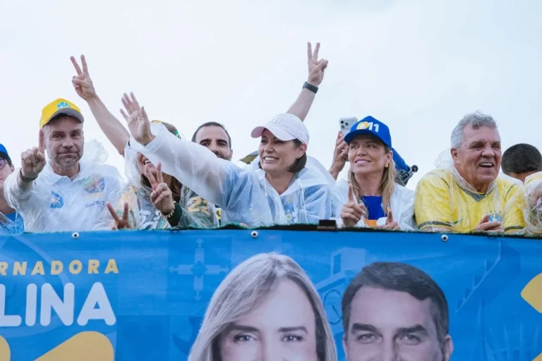 Michelle Bolsonaro diz que ex-presidente 'tá doido para sair' em ato no DF